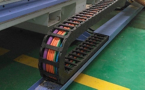電纜、氣管、水管都可置于拖鏈中